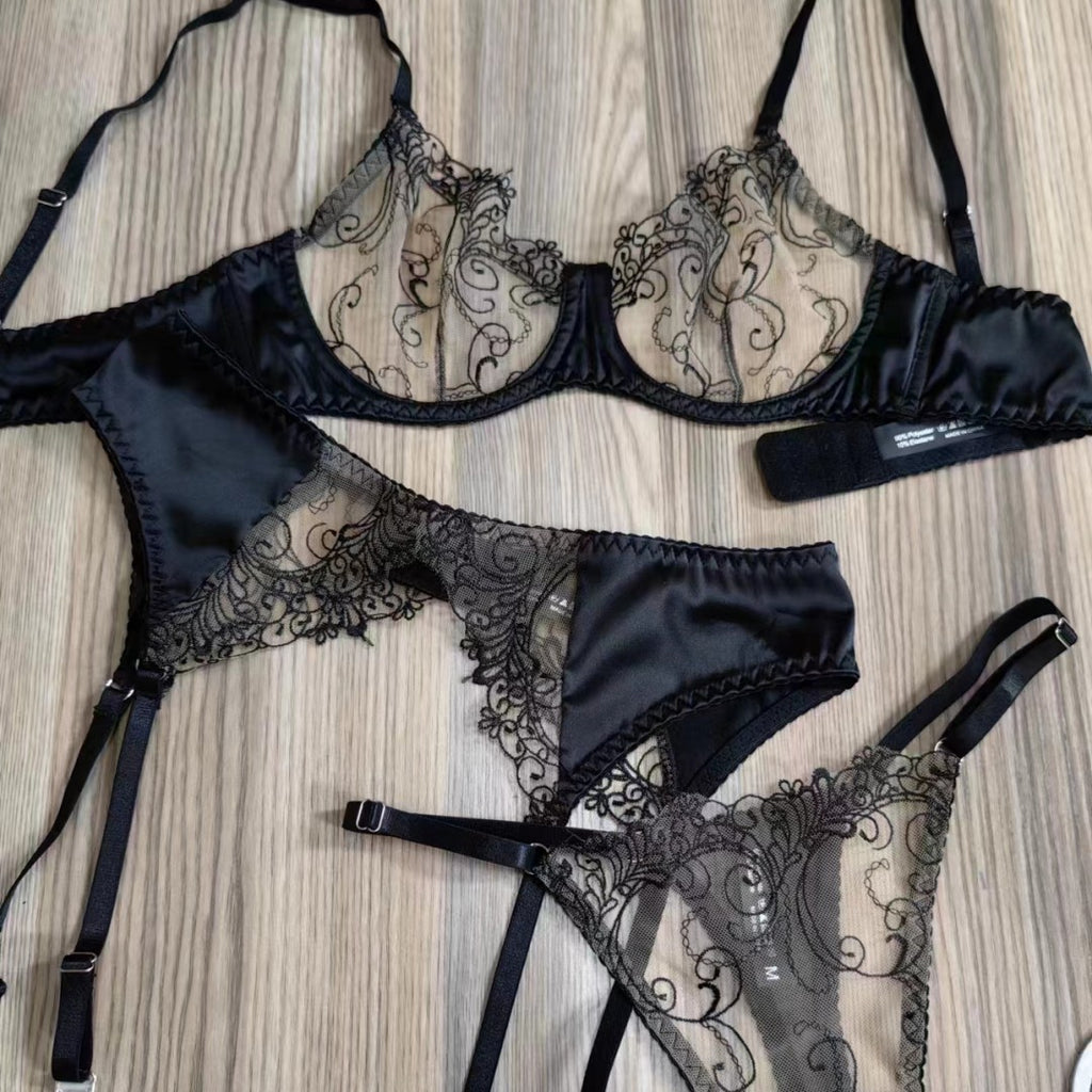 NATEA Charm — Ensemble satin nude et dentelle noire, élégance et sensualité