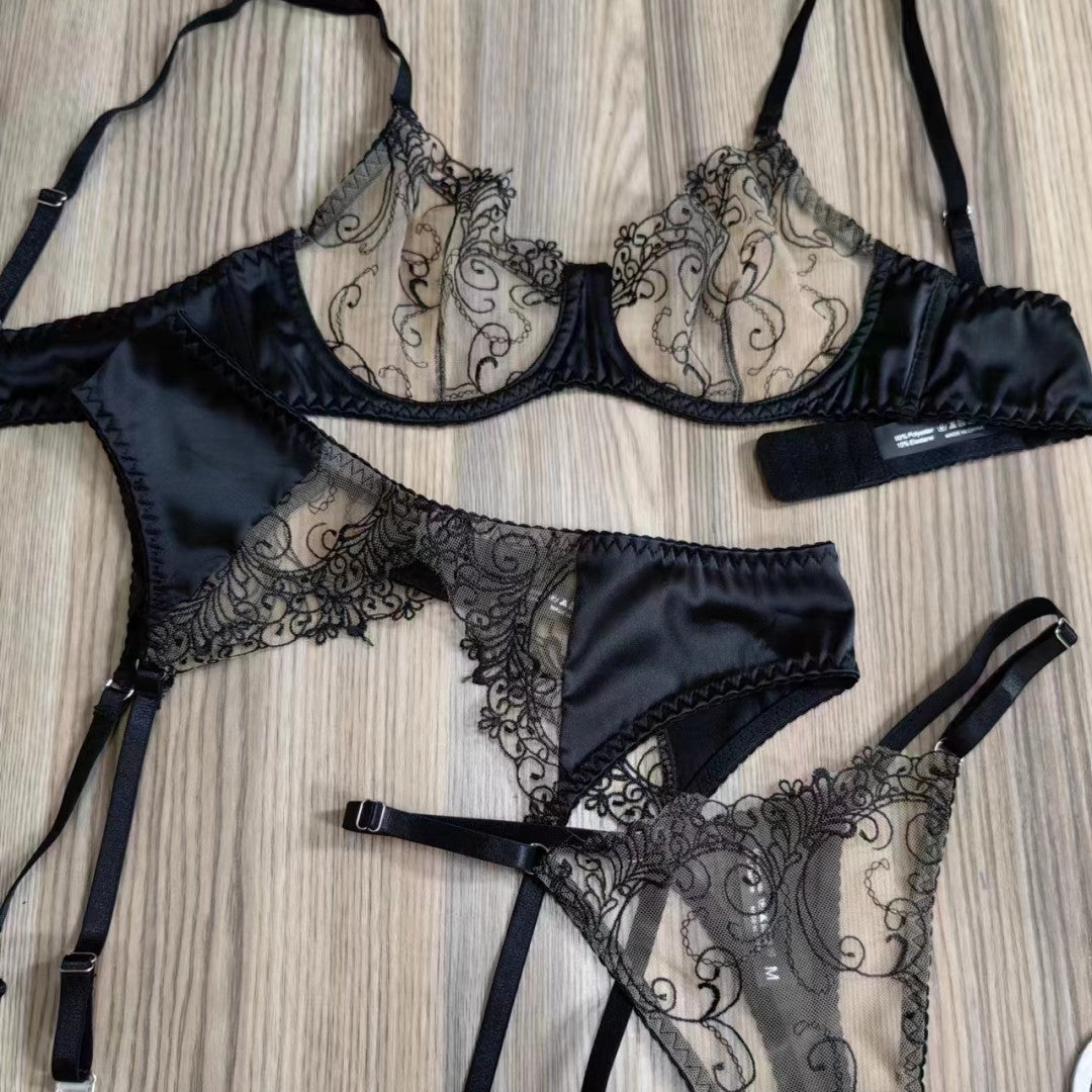 NATEA Charm — Ensemble satin nude et dentelle noire, élégance et sensualité