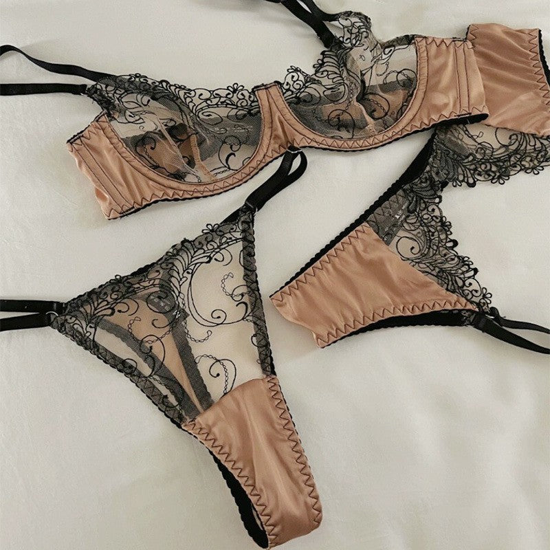 NATEA Charm — Ensemble satin nude et dentelle noire, élégance et sensualité