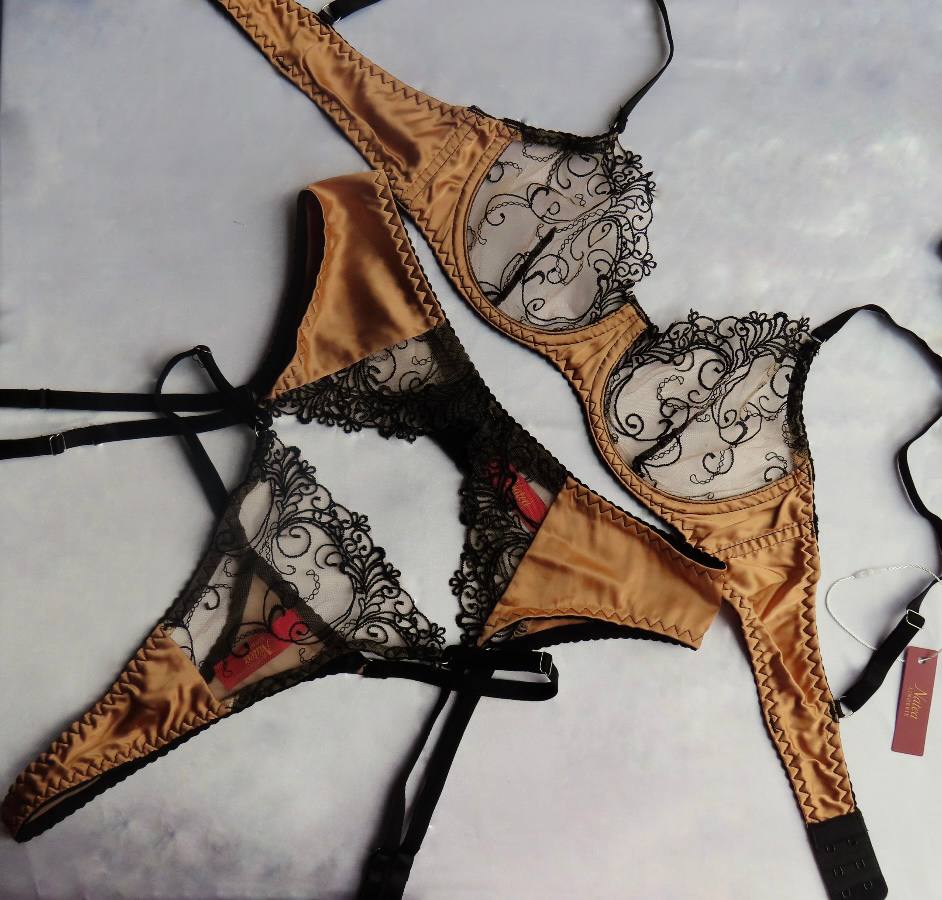 NATEA Charm — Ensemble satin nude et dentelle noire, élégance et sensualité